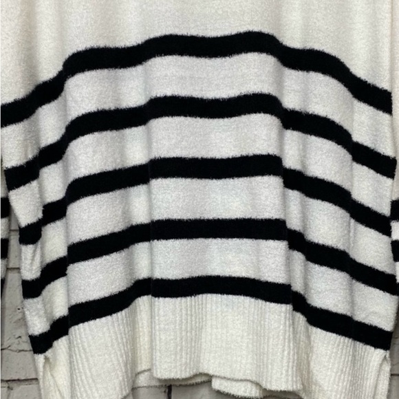 Vince Camuto Striped Turtleneck Sweater size medium - Picture 4 of 8